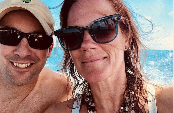 Elisa Donovan com o marido (Foto: Instagram)
