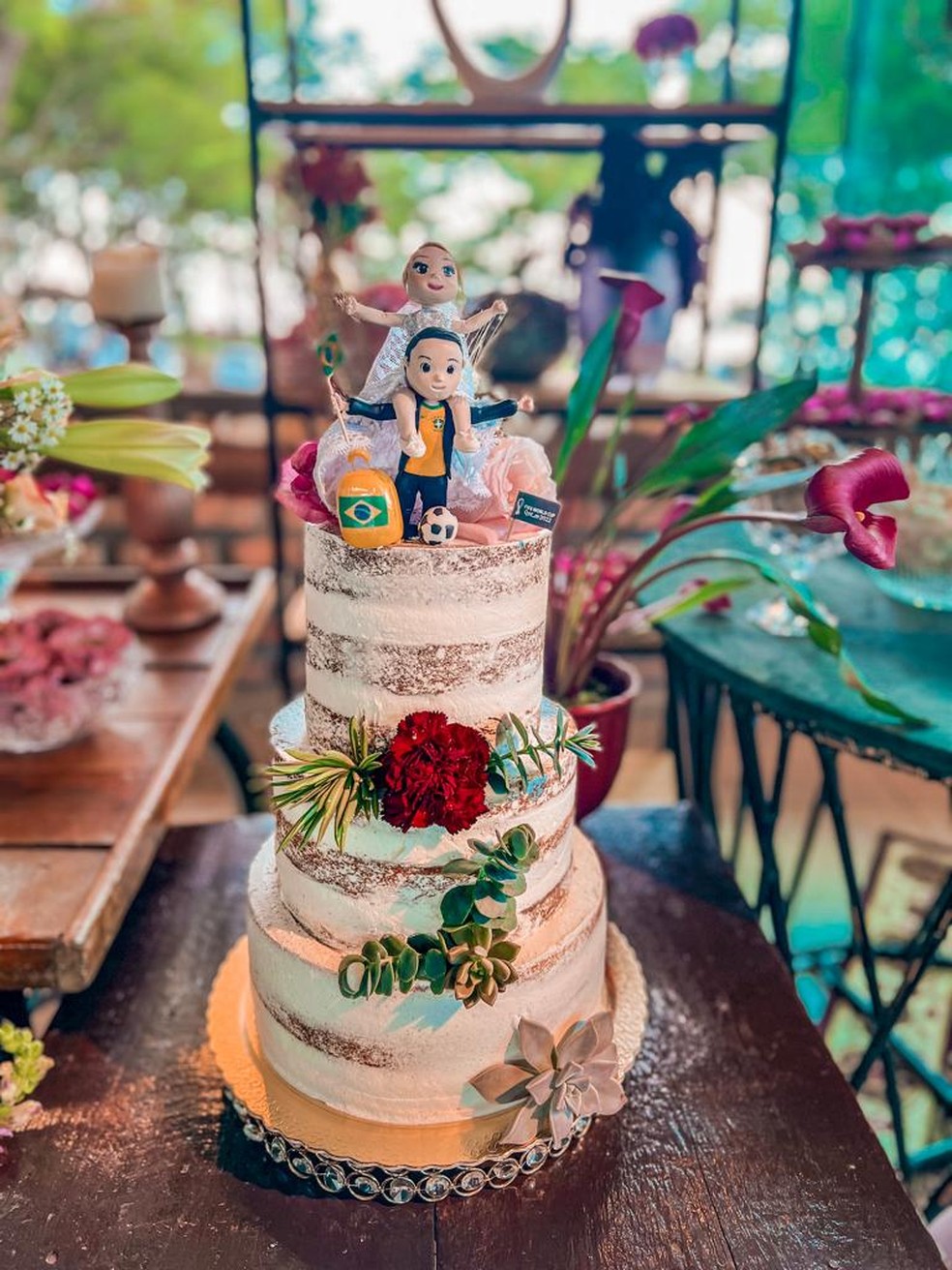 O bolo de casamento do casal foi personalizado com a Copa — Foto: Arquivo pessoal