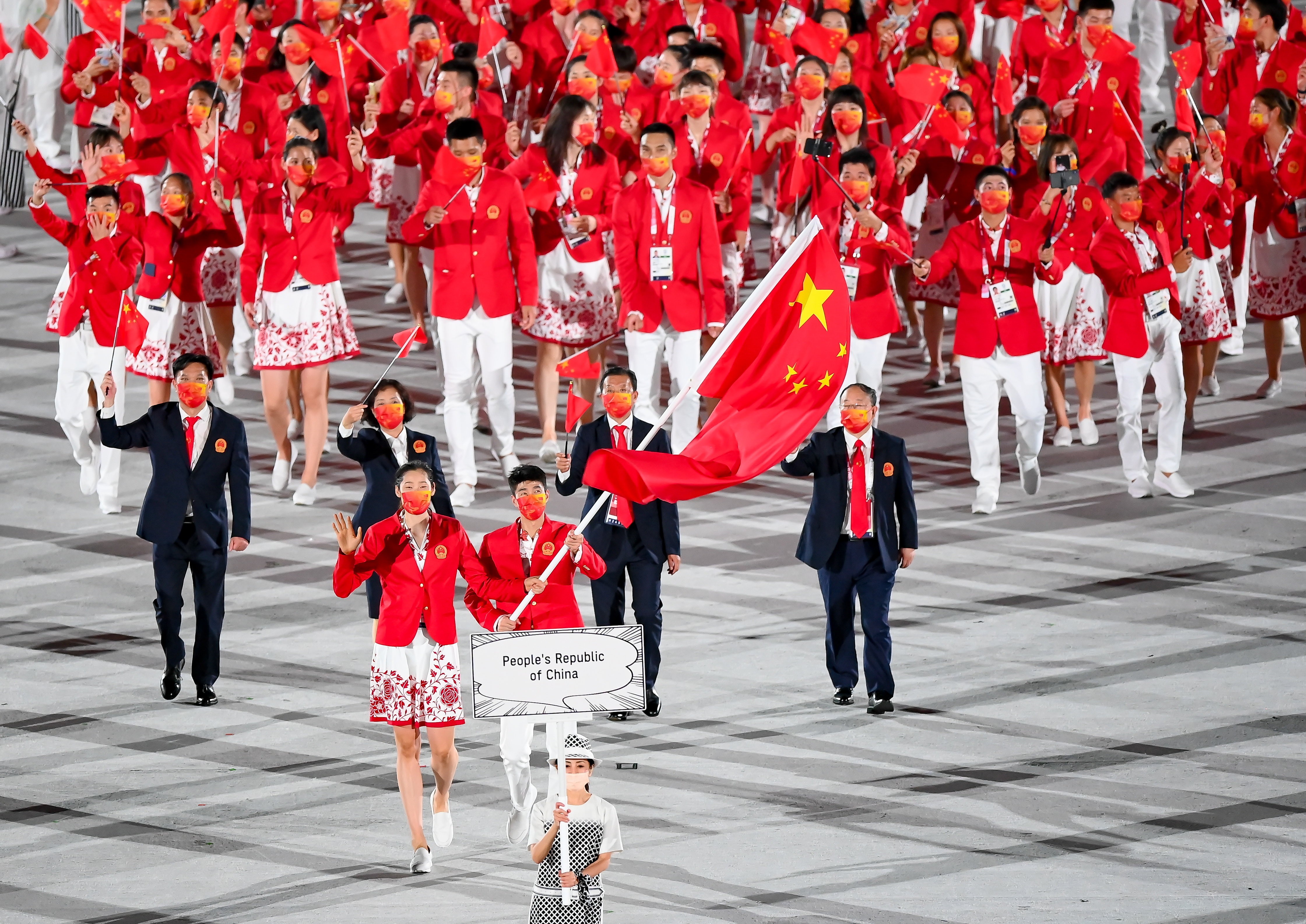 Tokyo , Japan - 23 July 2021; Team China flagbearers Ting Zhu and Shuai Zhao carry the Chinese flag during the 2020 Tokyo Summer Olympic Games opening ceremony at the Olympic Stadium in Tokyo, Japan. (Photo By Stephen McCarthy/Sportsfile via Getty Images) (Foto: Sportsfile via Getty Images)