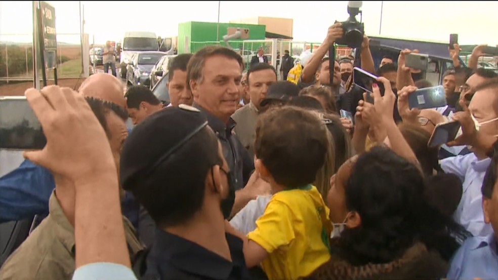 Apoiadores cercaram o presidente quando ele deixava o aeroporto de Maringá — Foto: Reprodução/RPC