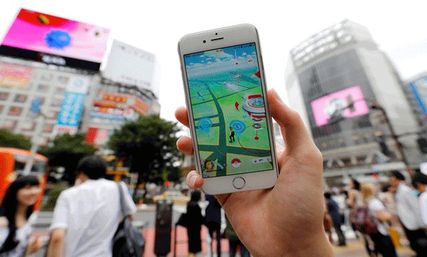 Jogador de Pokémon Go em distrito de Tóquio (Foto: Reuters)