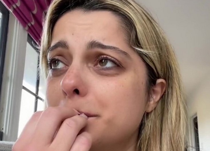 A cantora Bebe Rexha chorando em vídeo sobre seu ganho de peso (Foto: Instagram)