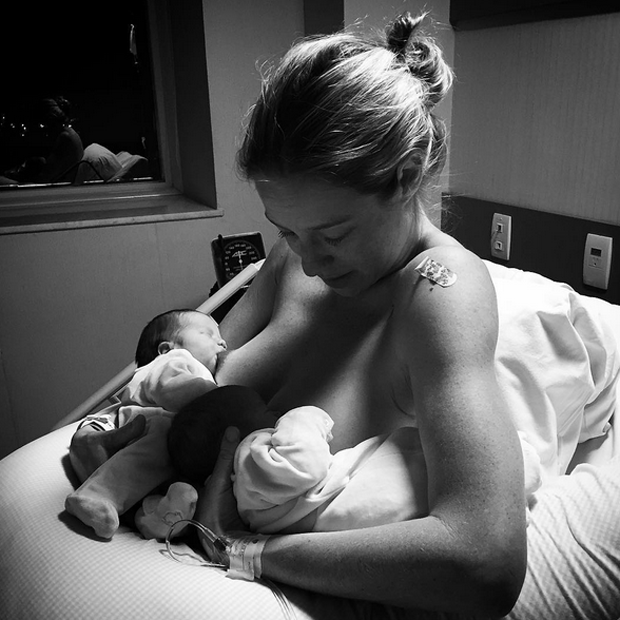 O olhar apaixonado da mamãe, Luana Piovani, enquanto amamenta os gêmeos (Foto: Reprodução/ Instagram)