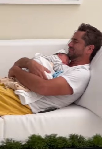 Rafa Brites posta vídeo de Andreoli emocionado com filho no colo (Foto: Reprodução/Instagram/Rafa Brites)