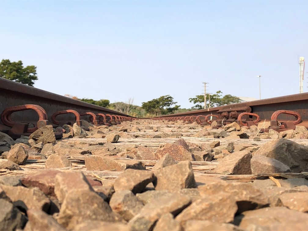 Ferrovia está abandonada na região de Presidente Prudente — Foto: Murilo Zara/TV Fronteira