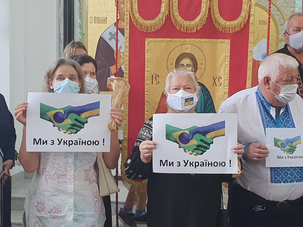 Representantes da comunidade pedem que Bolsonaro também visita a Ucrânia — Foto: Wilson Kirsche/RPC