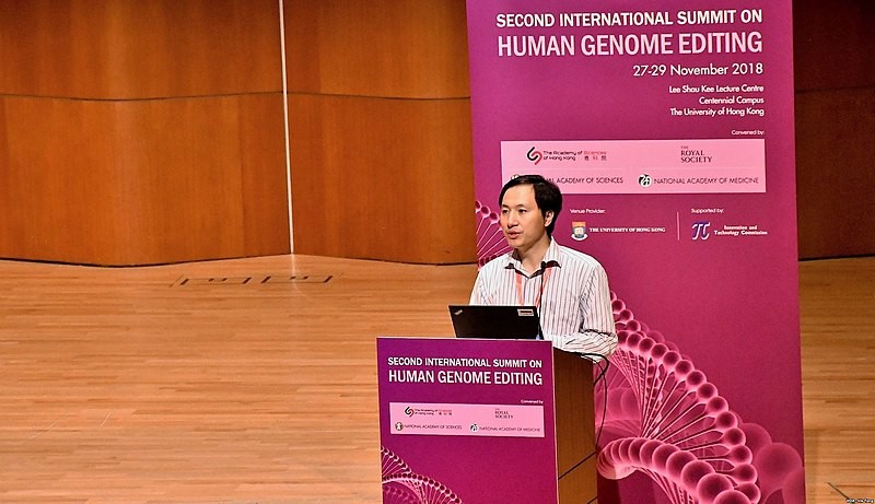 Chinês He Jiankui em conferência em Hong Kong, último evento no qual ele foi visto (Foto: VOA - Iris Tong/Wikimedia Commons)