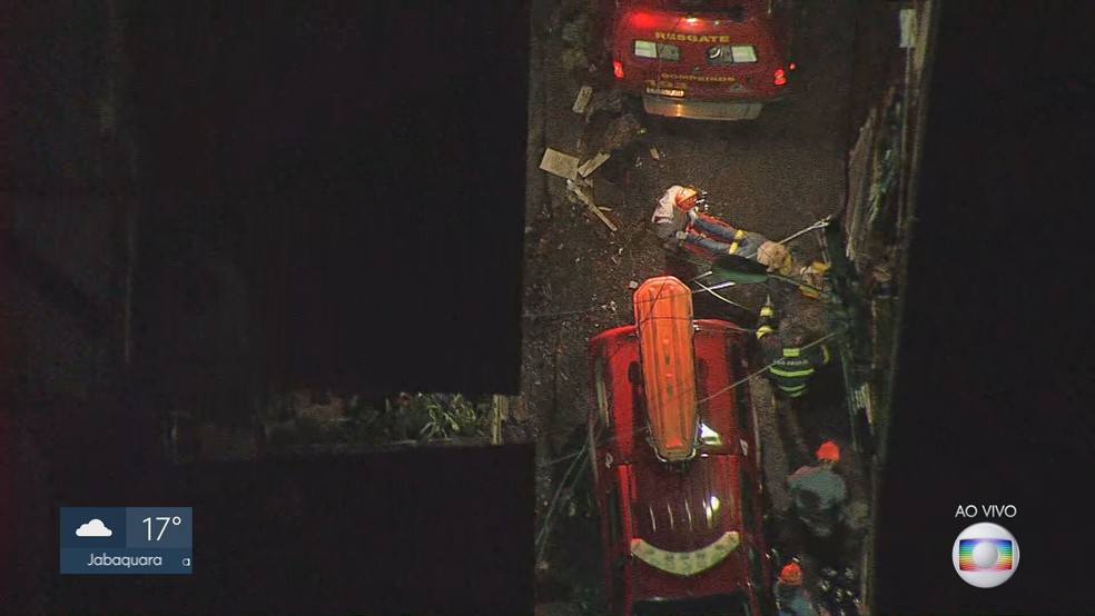 Bombeiros retiram pessoa em desabamento em Paraisópolis neste sábado (16) — Foto: Reprodução/TV Globo