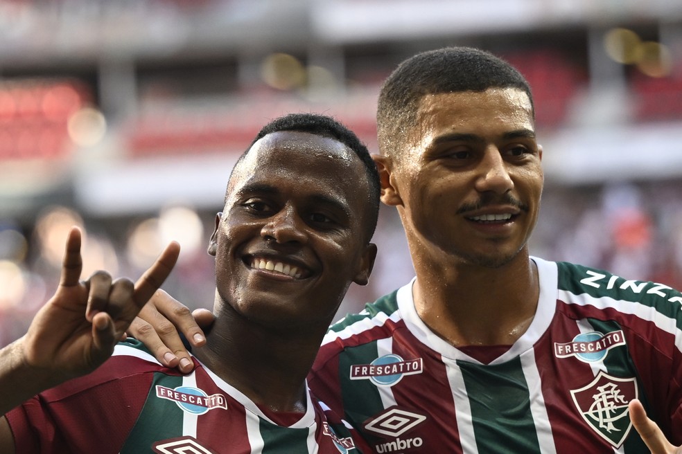 Arias e Andr&eacute; comemora gol do Fluminense contra o Bangu &mdash; Foto: Mateus Bonomi/AGIF