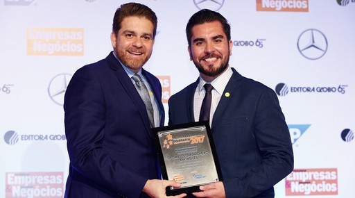 Sérgio de Souza Monteiro, da Uptime, recebe o prêmio de Ciro Hashimoto, da Editora Globo