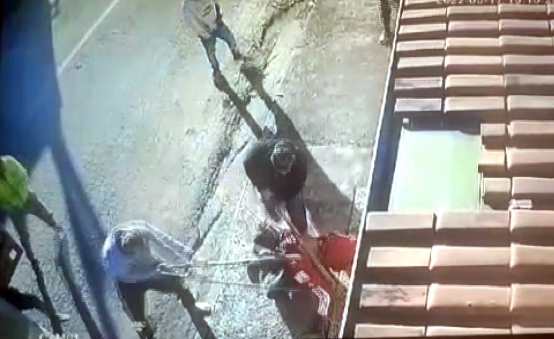 Vídeo mostra momento em que suspeito de furtar creches é linchado por grupo de homens em MG