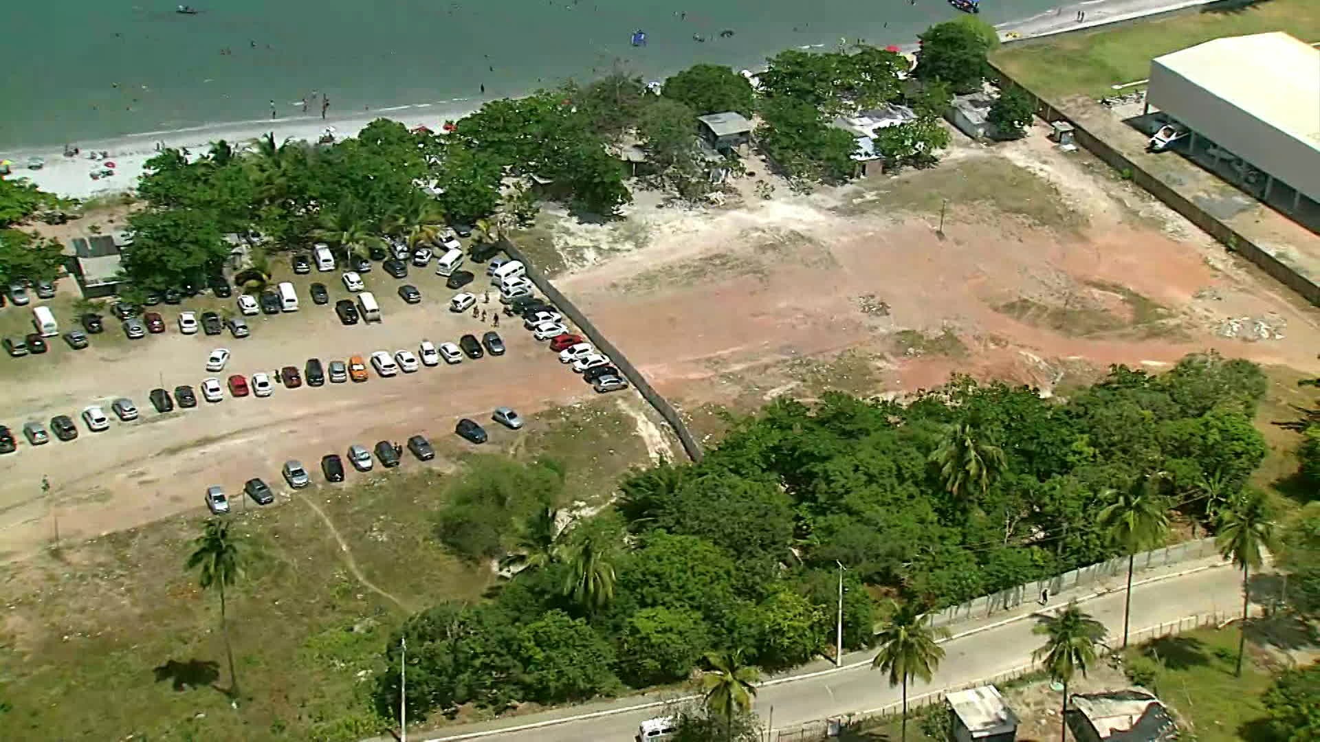 Comerciantes e ambulantes protestam contra construção de muro na praia de Mangue Seco, em Igarassu