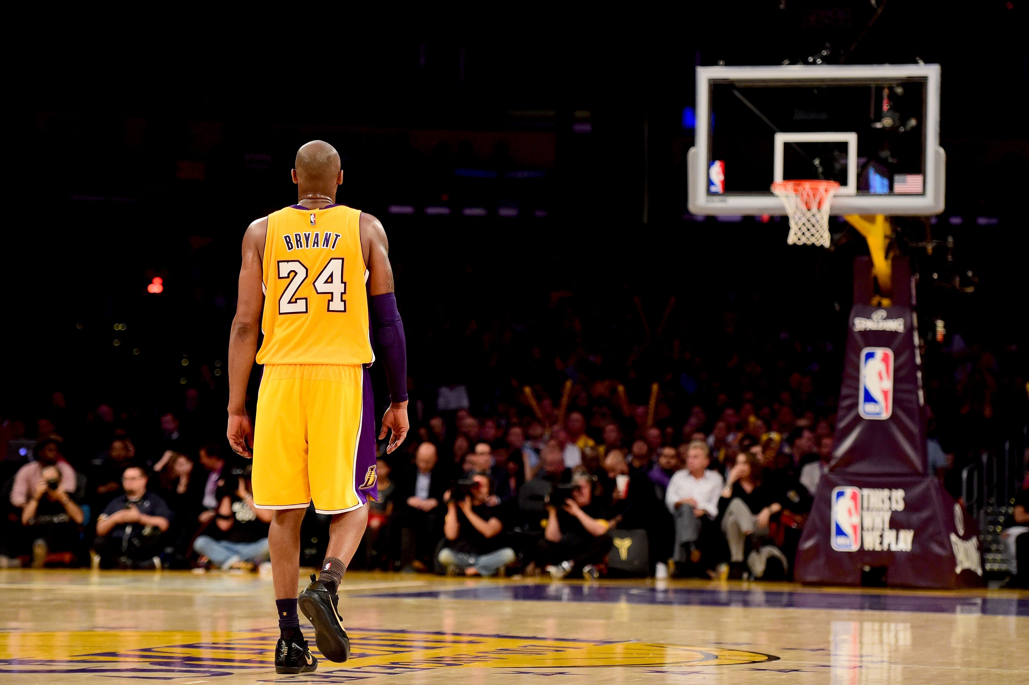 Kobe Bryant em sua despedida da NBA (Foto: Getty Images)