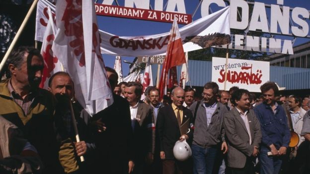 BBC: O movimento Solidariedade, da Polônia, foi bem-sucedido em eleições parcialmente livres (Foto: GETTY IMAGES VIA BBC)