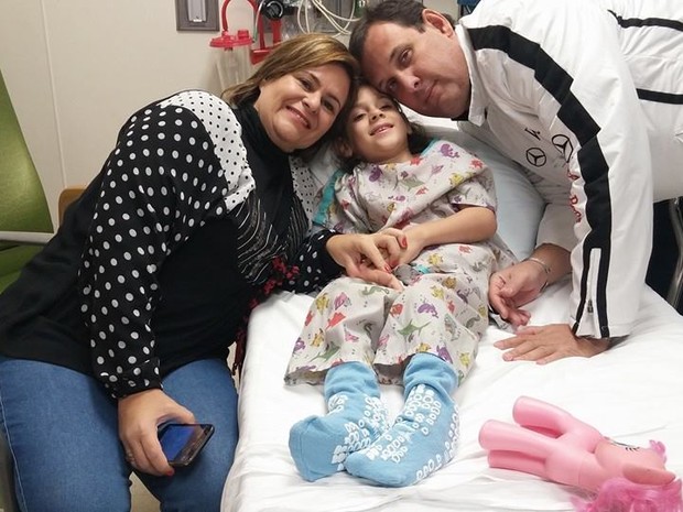 Júlia Marcheti e os pais, pouco antes da cirurgia nos Estados Unidos (Foto: Alexandre Ferraz/Arquivo Pessoal)