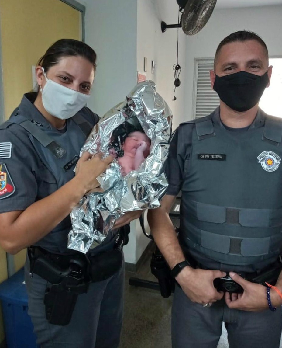 Policiais militaes realizaram parto de bebê dentro do carro em São Paulo (Foto: Divulgação Polícia Militar SP)