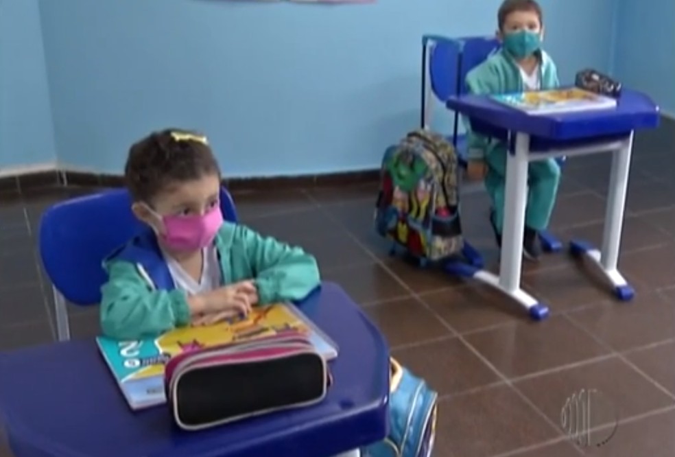 Quantidade de alunos na sala de aula é limitada neste momento — Foto: Reprodução/TV Diário
