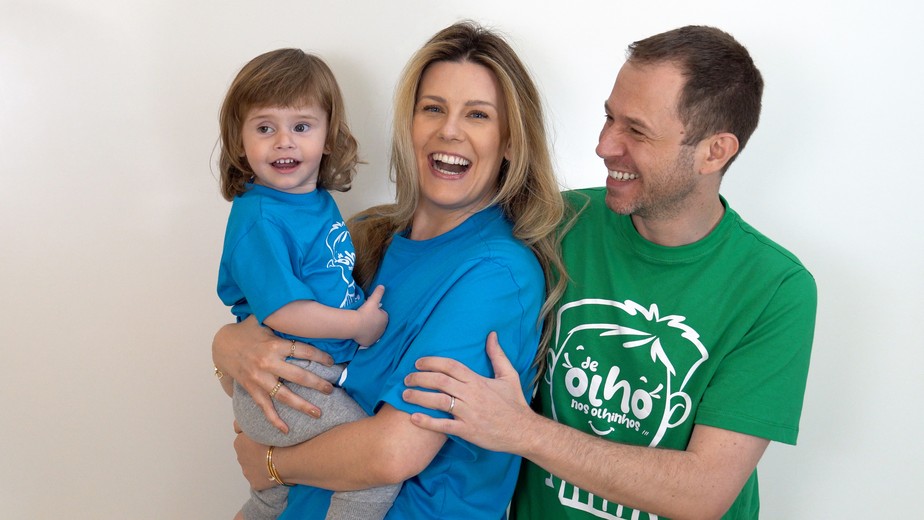 Tiago Leifert e Daiana Garbin com a filha Lua. Família completa 1 ano de tratamento contra câncer raro nos olhos