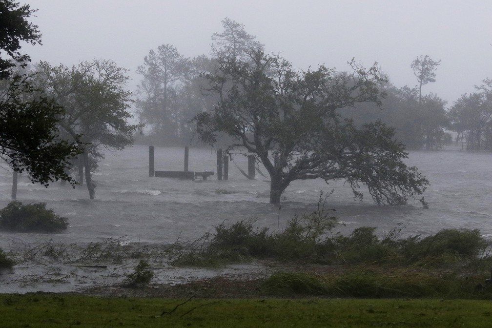 Fortes ventos e chuvas do furacÃ£o Florence atingem nesta sexta-feira  (14) a cidade de Swansboro, na Carolina do Norte â€” Foto: AP Photo/Tom Copeland