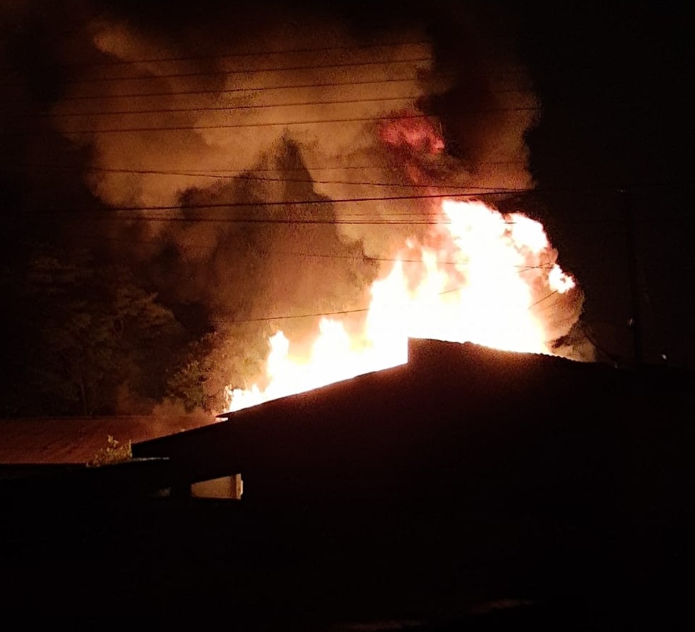 Dep&oacute;sito da Secretaria de Educa&ccedil;&atilde;o de Itarar&eacute; pegou fogo &mdash; Foto: Arquivo Pessoal