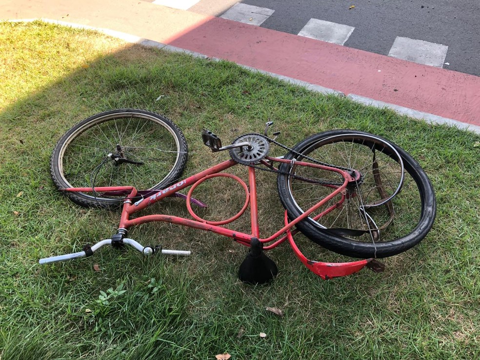 Bicicleta da vÃ­tima foi removida do meio da pista â Foto: Barbara CÃ¢mara