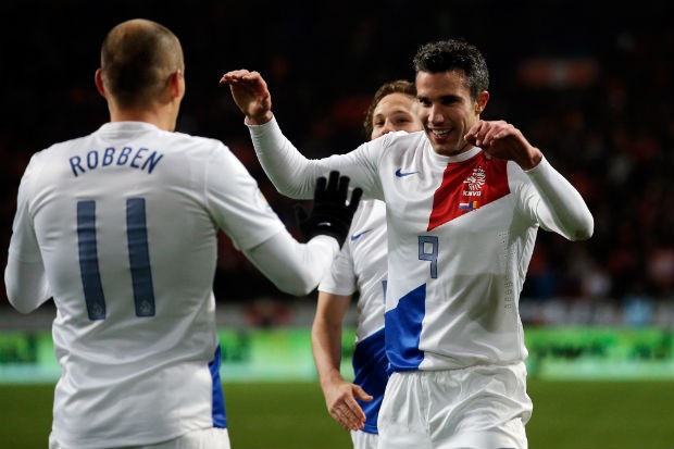 Robben e Van Persie podem comemorar: eles estão garantidos na Copa do Mundo! (Foto: Getty Images)