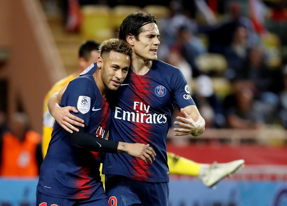 Em sua chegada ao PSG, Neymar chegou a disputar com Cavani quem bateria pênaltis e faltas, mas o problema foi administrado — Foto: Eric Gaillard/Reuters