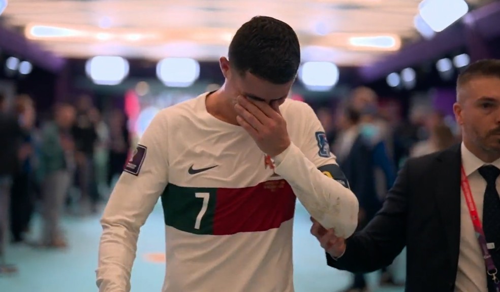 Cristiano Ronaldo desaba em lágrimas após eliminação e sofre tentativa de agressão; veja