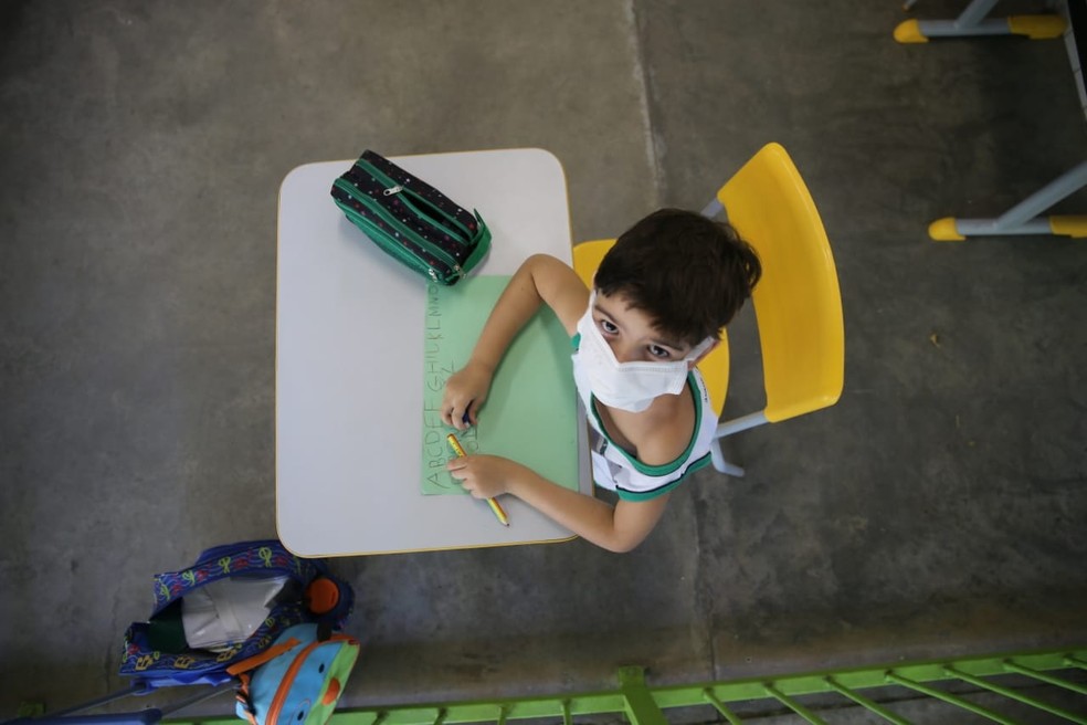 Alunos usaram máscaras de proteção para participar das aulas em Fortaleza — Foto: Helene Santos/SVM