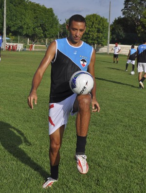 Marcelão encara a responsabilidade de ser capitão a estreia do River-PI no Campeonato Piauiense (Foto: Renan Morais/GLOBOESPORTE.COM)