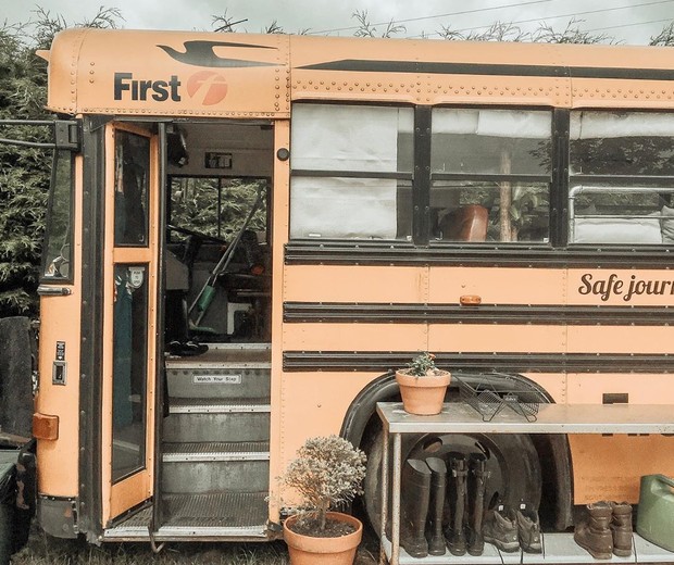 Casal transforma ônibus escolar em casa móvel com muita madeira, plantas, DIY e aconchego (Foto:  Reprodução / Instagram)