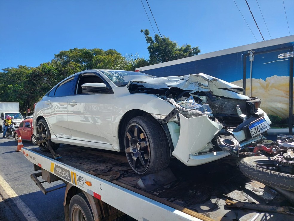 Carro de jogador teve a frente destruída em acidente — Foto: Lucas Rangel/TV Vanguarda
