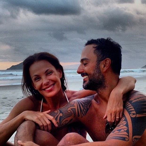 Carolina Ferraz e o namorado, Marcelo Marins (Foto: Reprodução/Instagram)