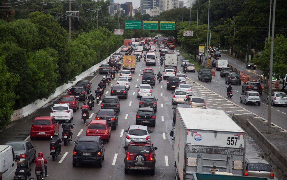 Trânsito na Marginal Pinheiros na manhã desta segunda-feira (4), após a chuva que provocou recorde de congestionamento na cidade no ano — Foto: Uriel Punk/Futura Press/Estadão Conteúdo