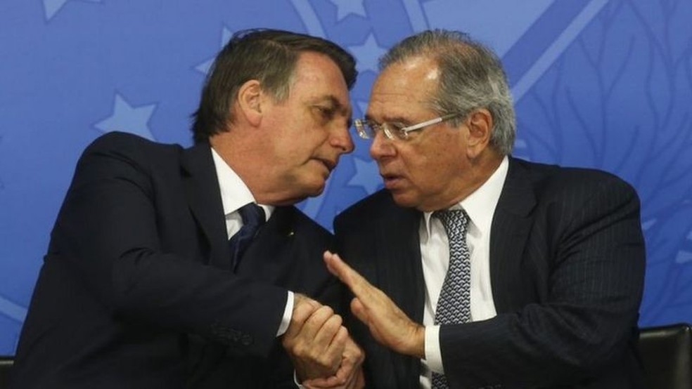 Jair Bolsonaro e Paulo Guedes: risco fiscal e crise entre poderes afugentam investidor — Foto: Antonio Cruz/Agência Brasil