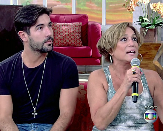 Susana e Sandro no sofá do Encontro (Foto: TV Globo)