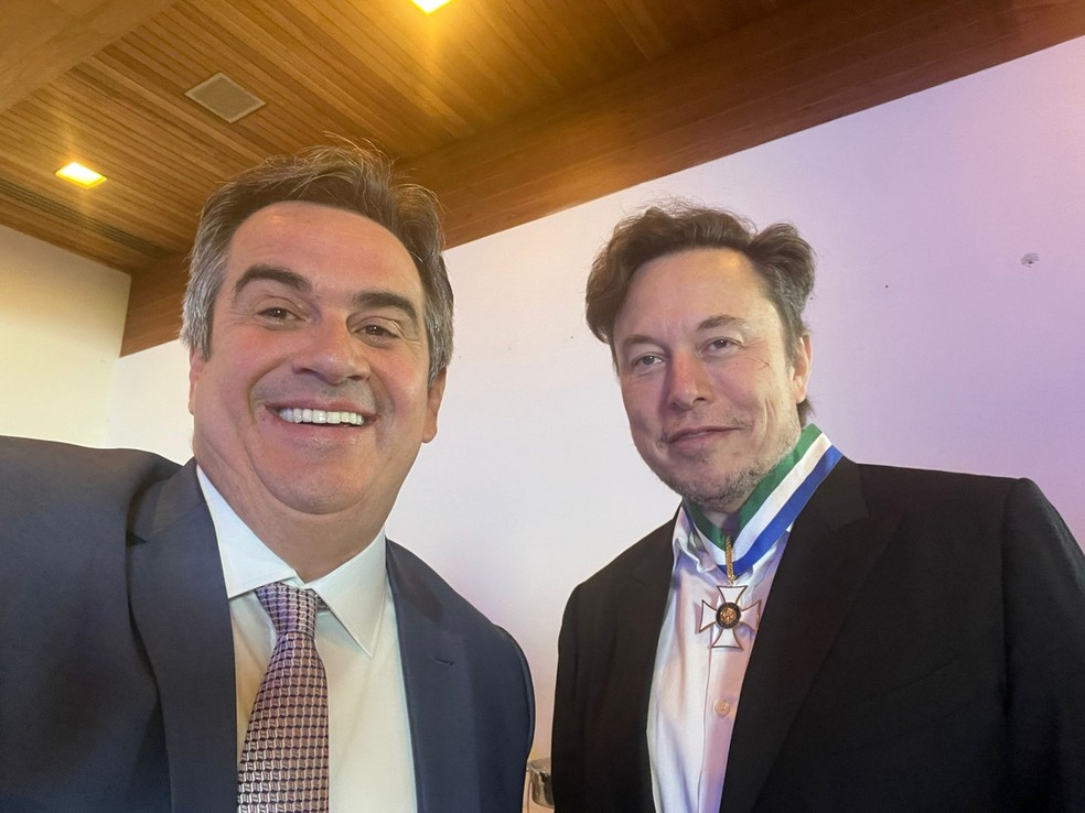 Elon Musk foi condecorado durante o evento em Porto Feliz (SP) com uma medalha de honra ao mérito. O Ministro-Chefe da Casa Civil, Ciro Nogueira, postou uma foto com o empresário usando a medalha — Foto: Ciro Nogueira/Twitter/Reprodução