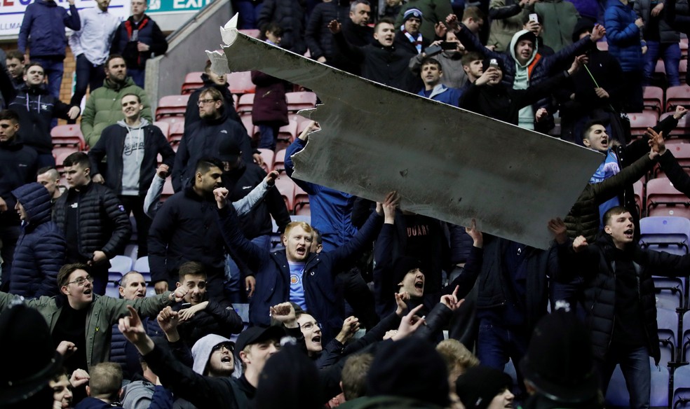 Torcida do Manchester City arremessa placas de publicidade na polícia (Foto: Carl Recine/Reuters)