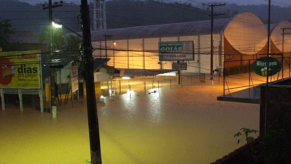 Rua Amazonas completamente alagada. Blumenau em novembro de 2018. — Foto: reprodução.