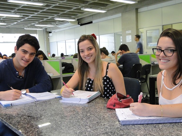 Os trigêmeos moram juntos e estudam na mesma sala de aula  (Foto: Adriano Oliveira/G1)