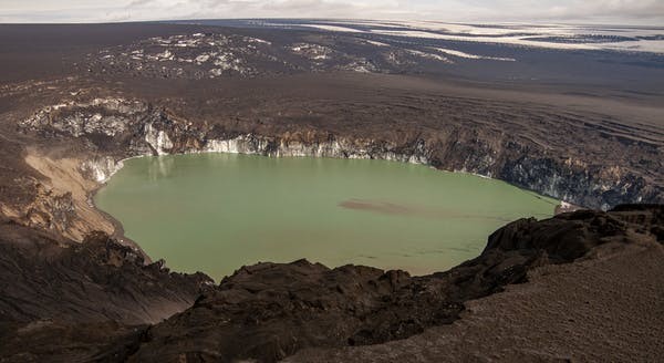 Buraco de gelo derretido causado pela erupção de 2011. Buraco com aproximadamente 1,5 km de largura (Foto: Dave McGarvie/The Conversation)