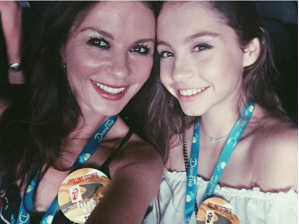 Catherine Zeta-Jones e a filha durante um show (Foto: Instagram)