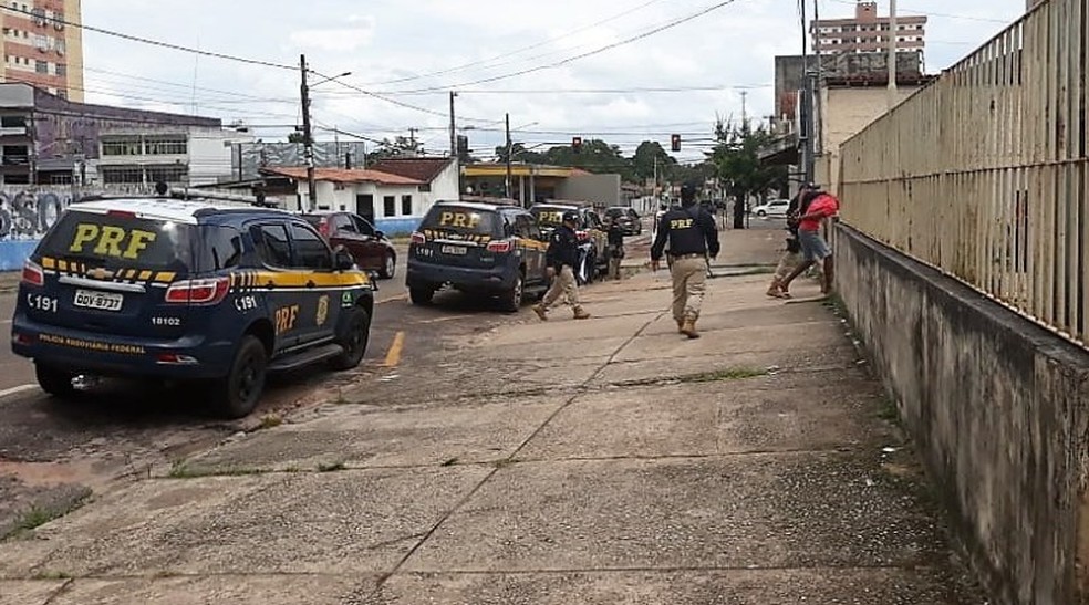 Policiais rodoviÃ¡rios federais conduziram suspeitos de roubo de moto Ã  delegacia de Castanhal. â€” Foto: DivulgaÃ§Ã£o/ PRF