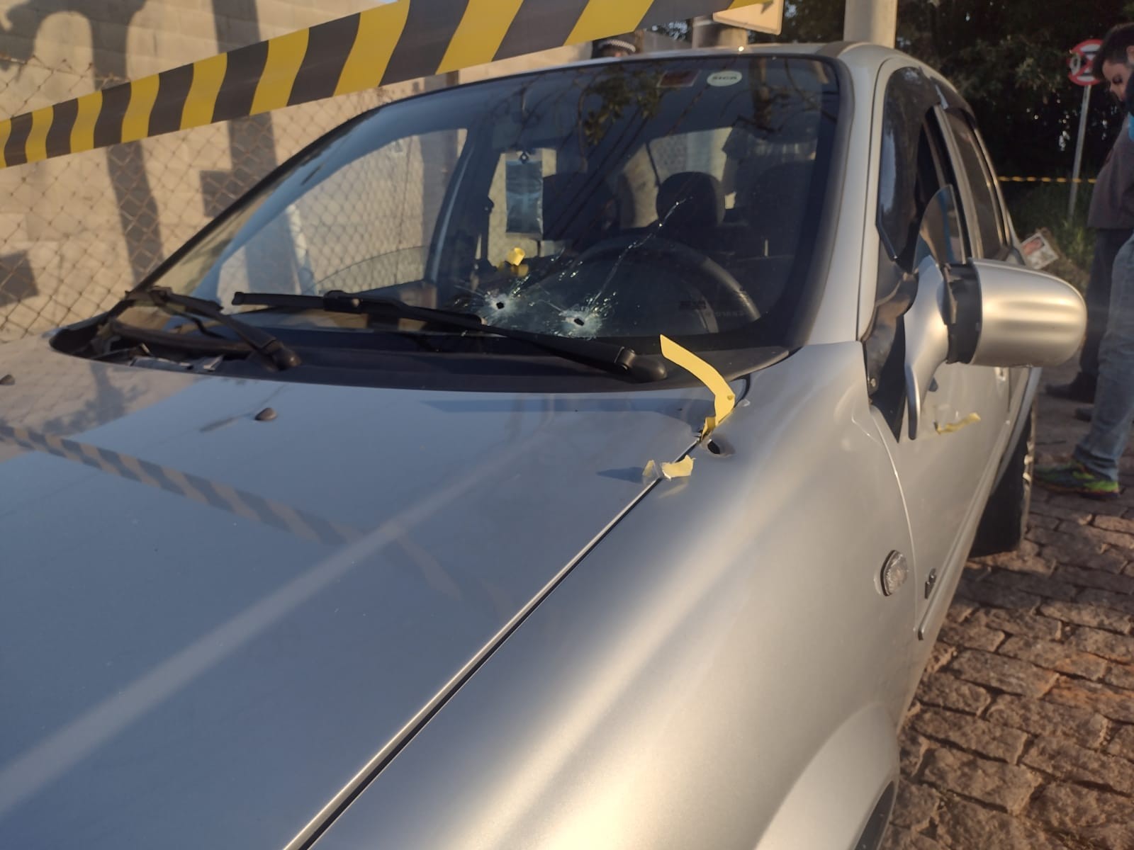 Homem morre após carro ser alvo de seis tiros ao lado da Santa Casa de Valinhos, diz Guarda
