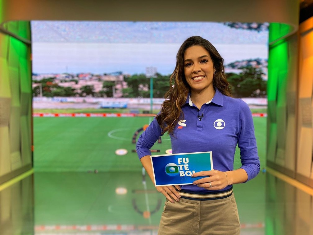 Um dos marcos de Renata Silveira foi narrar a final da SuperCopa feminina em fevereiro; ela foi a 1ª mulher no comando das transmissões de futebol na TV Globo — Foto: Reprodução/Instagram/RenataSilveira