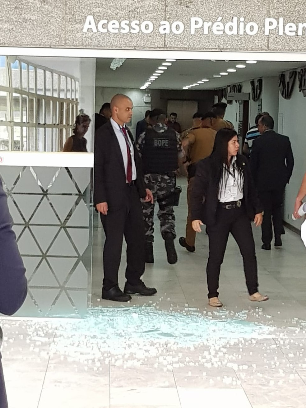 Porta de vidro do prédio da Assembleia Legislativa do Paraná foi quebrada — Foto: Arquivo pessoal