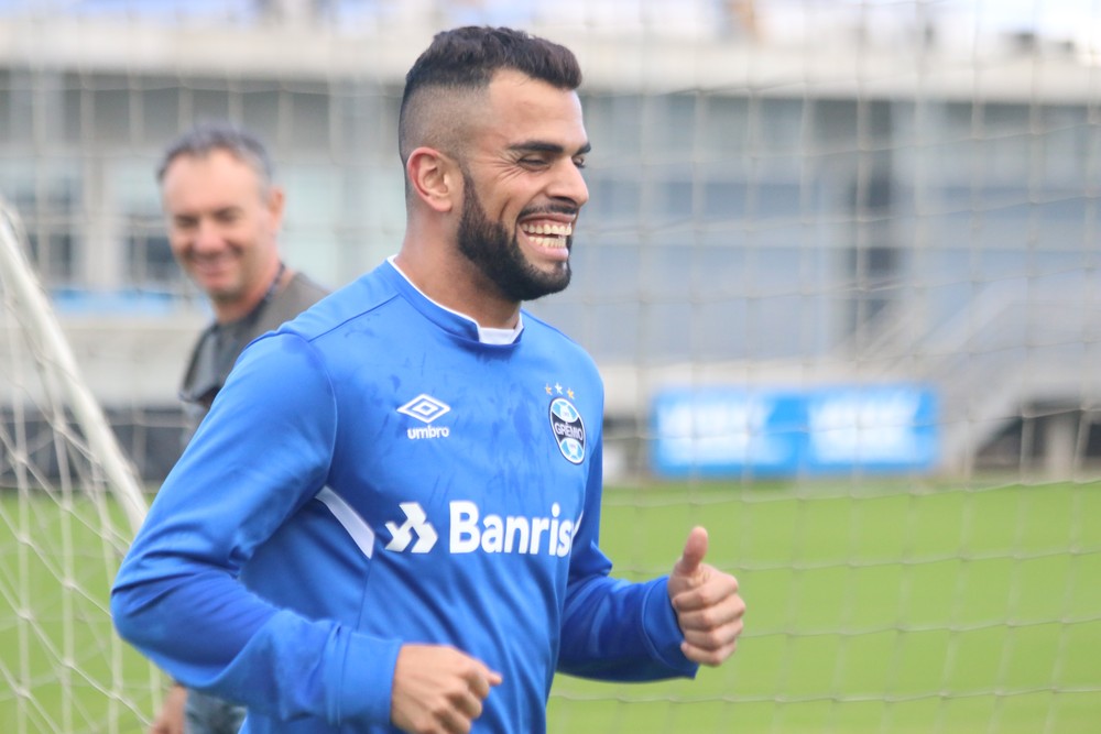 Maicon volta a correr ao redor do gramado em treino com titulares preservados