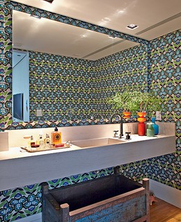 O tecido estampado em azul e verde colore o lavabo. O espelho potencializa o efeito. Projeto do arquiteto Nelson Kabarite