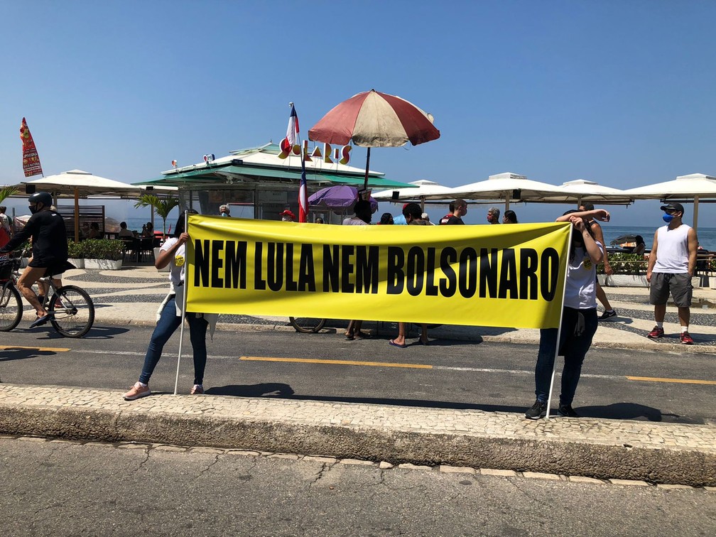 Manifestantes exibem faixas durante ato em Copacabana neste domingo (12) &mdash; Foto: Carlos Brito