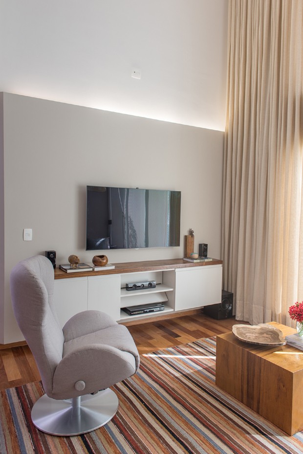 apartamento duplex; ah!sim; cores neutras; madeira; laca branca (Foto: Manu Oristânio/Divulgação)